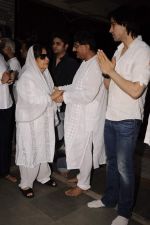 Farida Jalal at Sunil and Dharmesh Darshan_s dad_s prayer meet in Santacruz on 3rd Jan 2012 (116).JPG